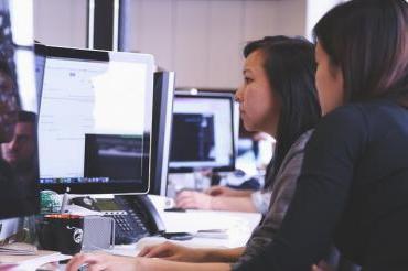 femmes travaillant sur un ordinateur
